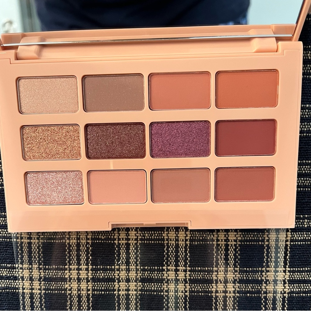 Glo Girl Love Bomb Eye Shadow Palette